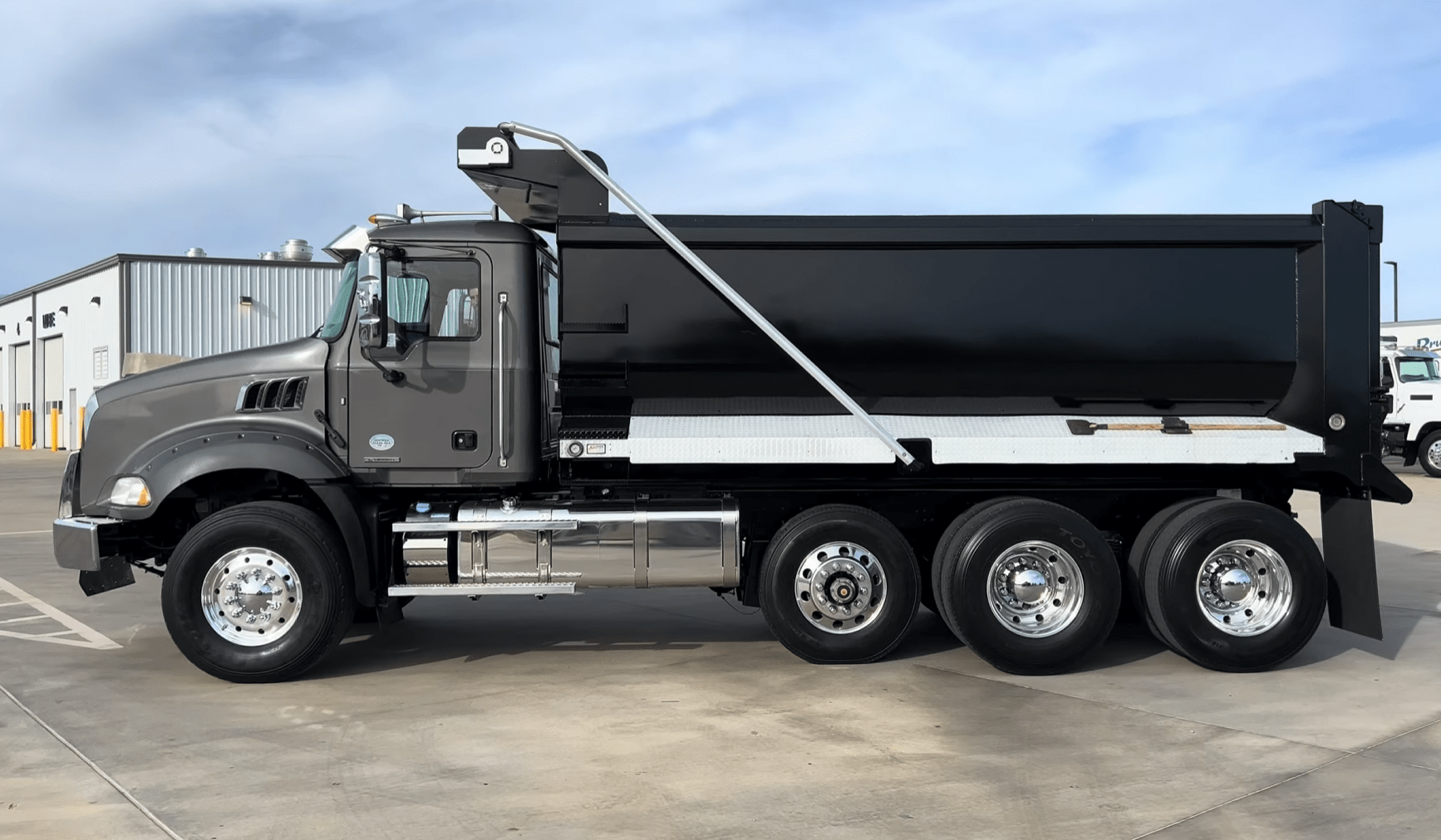 ../assets/images/gallary/sale/mack-granite-2021/MackGR64B-2021-20.png
